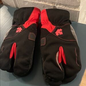 2 pairs Descente lobster style gloves. Both size medium & very warm.